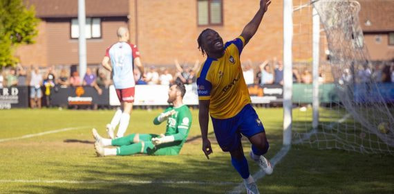 Jose Sani celebra un gol con el Berkhamsted FC de Non-League, su último equipo antes de ser fichado por el Fulham este pasado verano.