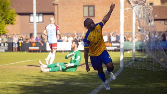 Jose Sani celebra un gol con el Berkhamsted FC de Non-League, su último equipo antes de ser fichado por el Fulham este pasado verano.
