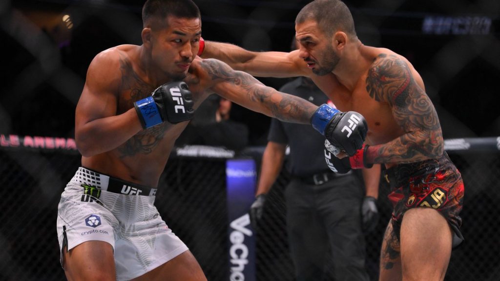 Joshua Van y Alexandre Pantoja durante su combate por el título del peso mosca en UFC 323