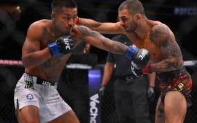 Joshua Van y Alexandre Pantoja durante su combate por el título del peso mosca en UFC 323