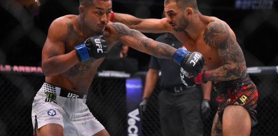 Joshua Van y Alexandre Pantoja durante su combate por el título del peso mosca en UFC 323
