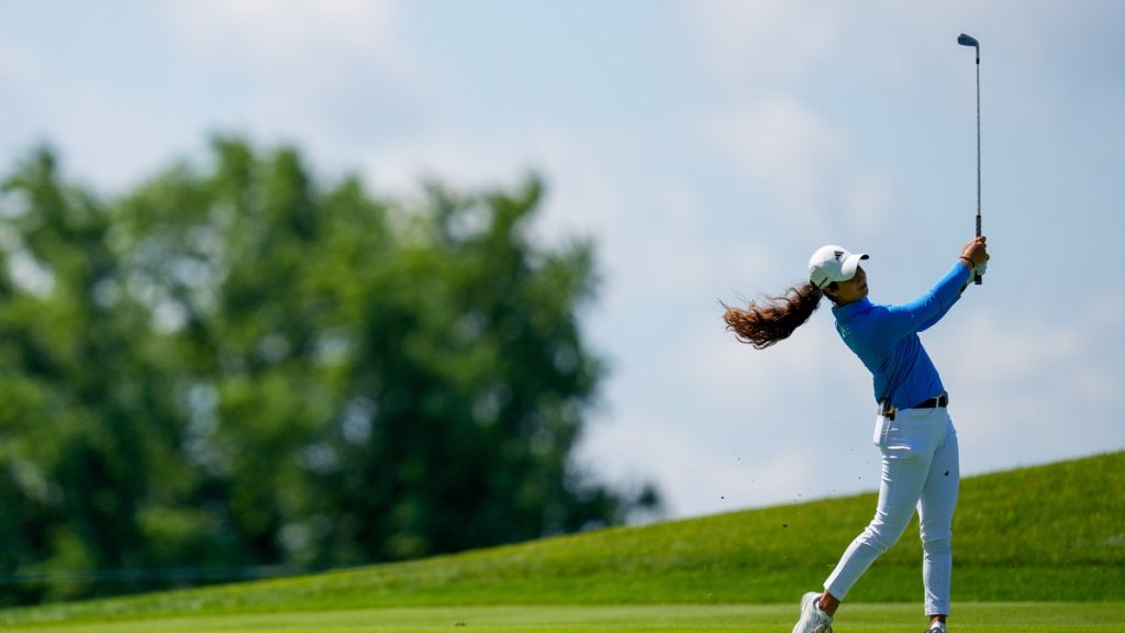 Julia López Ramírez golpea desde la calle del hoyo 18 durante una jornada de entrenamiento del Women's PGA Championship