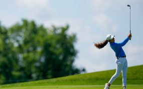 Julia López Ramírez golpea desde la calle del hoyo 18 durante una jornada de entrenamiento del Women's PGA Championship