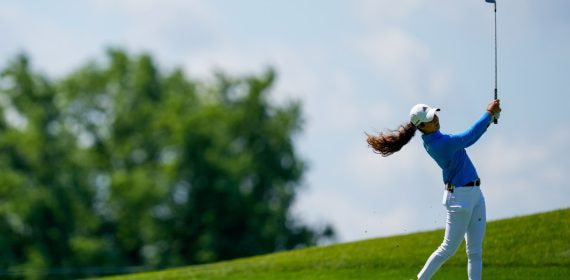 Julia López Ramírez golpea desde la calle del hoyo 18 durante una jornada de entrenamiento del Women's PGA Championship