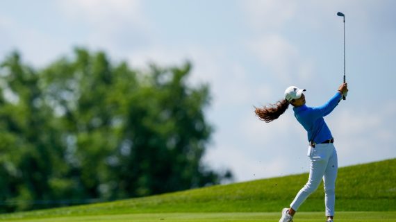 Julia López Ramírez golpea desde la calle del hoyo 18 durante una jornada de entrenamiento del Women's PGA Championship