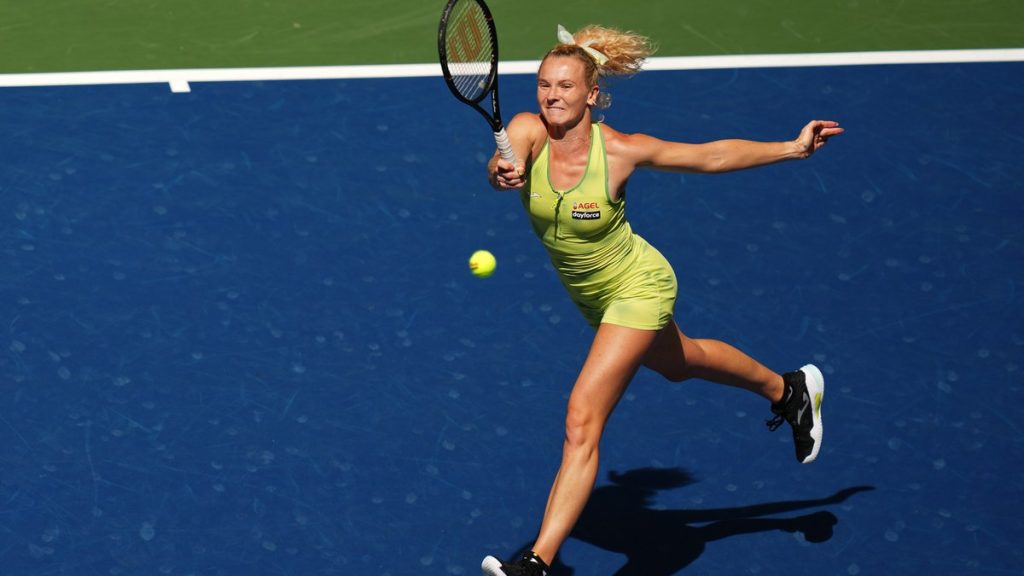 Katerina Siniakova golpea la bola en la final de dobles femenino del US Open
