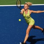 Katerina Siniakova golpea la bola en la final de dobles femenino del US Open