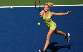 Katerina Siniakova golpea la bola en la final de dobles femenino del US Open
