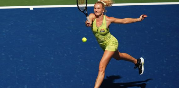 Katerina Siniakova golpea la bola en la final de dobles femenino del US Open