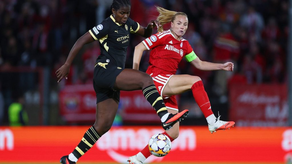 Khadija Shaw, de negro, pelea un balón alto con Glódís Perla Viggósdóttir, que viste de rojo