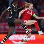 Khadija Shaw, de negro, pelea un balón alto con Glódís Perla Viggósdóttir, que viste de rojo
