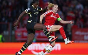 Khadija Shaw, de negro, pelea un balón alto con Glódís Perla Viggósdóttir, que viste de rojo