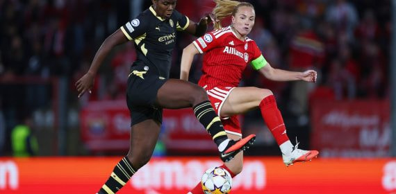 Khadija Shaw, de negro, pelea un balón alto con Glódís Perla Viggósdóttir, que viste de rojo