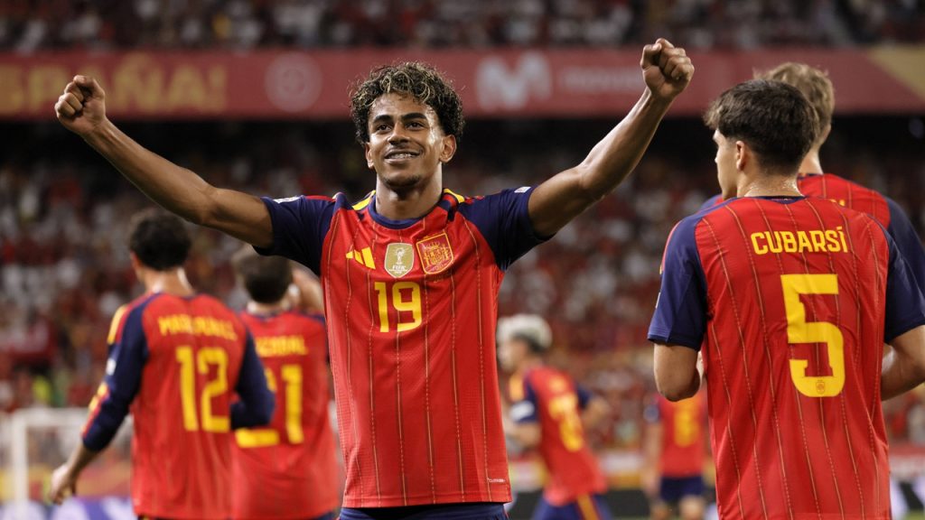 Lamine Yamal celebra uno de los dos goles anotados en la victoria por 4-1 de España ante Croacia en la Nations League 2026/27.