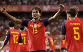Lamine Yamal celebra uno de los dos goles anotados en la victoria por 4-1 de España ante Croacia en la Nations League 2026/27.