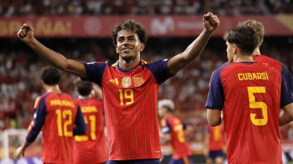 Lamine Yamal celebra uno de los dos goles anotados en la victoria por 4-1 de España ante Croacia en la Nations League 2026/27.