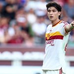 Leonardo Balerdi da indicaciones a la defensa durante el partido entre el Torino y la Roma de la Serie A 2026/27.