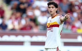 Leonardo Balerdi da indicaciones a la defensa durante el partido entre el Torino y la Roma de la Serie A 2026/27.