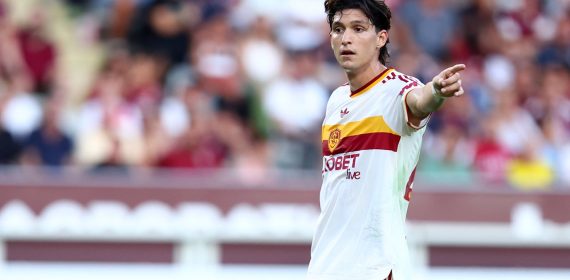 Leonardo Balerdi da indicaciones a la defensa durante el partido entre el Torino y la Roma de la Serie A 2026/27.