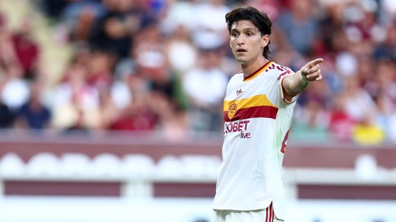 Leonardo Balerdi da indicaciones a la defensa durante el partido entre el Torino y la Roma de la Serie A 2026/27.