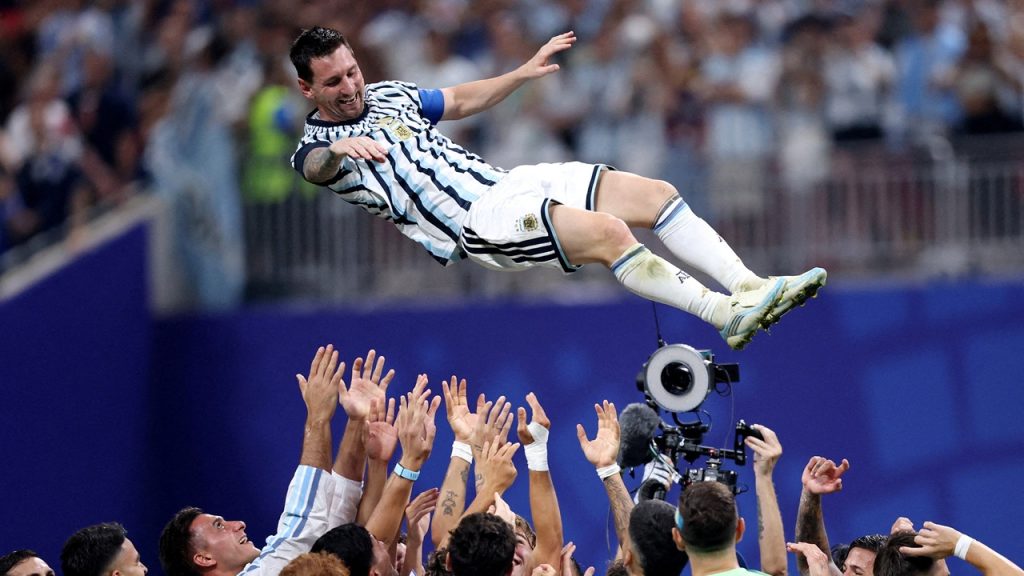 Lionel Messi es manteado en el aire por sus compañeros en la selección argentina tras el triunfo ante Egipto en el Mundial 2026.
