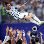 Lionel Messi es manteado en el aire por sus compañeros en la selección argentina tras el triunfo ante Egipto en el Mundial 2026.