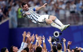 Lionel Messi es manteado en el aire por sus compañeros en la selección argentina tras el triunfo ante Egipto en el Mundial 2026.