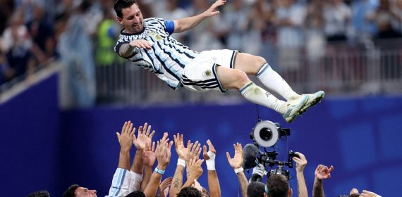 Lionel Messi es manteado en el aire por sus compañeros en la selección argentina tras el triunfo ante Egipto en el Mundial 2026.