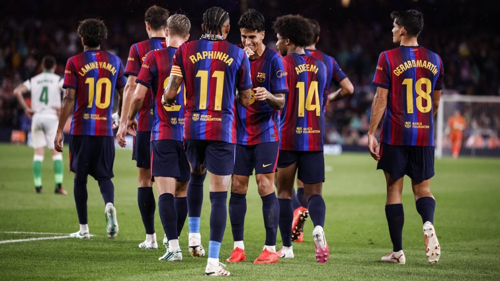 Los futbolistas del FC Barcelona celebran uno de los tantos conseguidos en la goleada por 7-2 ante el Racing de Santander en LaLiga 2026/27.