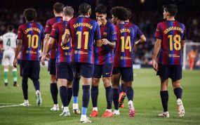 Los futbolistas del FC Barcelona celebran uno de los tantos conseguidos en la goleada por 7-2 ante el Racing de Santander en LaLiga 2026/27.