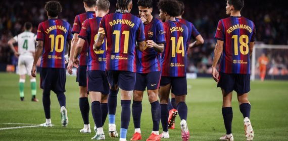 Los futbolistas del FC Barcelona celebran uno de los tantos conseguidos en la goleada por 7-2 ante el Racing de Santander en LaLiga 2026/27.