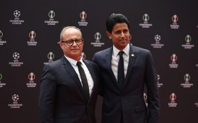 El director deportivo del PSG, Luis Campos, junto al presidente del club, Nasser Al-Khelaifi, durante el sorteo de la fase liga de la Champions League 2026/27.