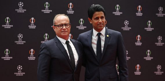 El director deportivo del PSG, Luis Campos, junto al presidente del club, Nasser Al-Khelaifi, durante el sorteo de la fase liga de la Champions League 2026/27.