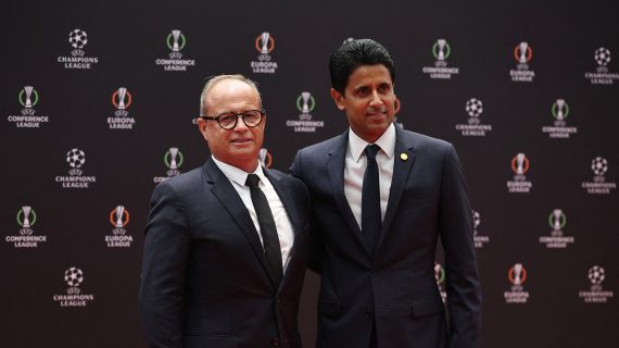 El director deportivo del PSG, Luis Campos, junto al presidente del club, Nasser Al-Khelaifi, durante el sorteo de la fase liga de la Champions League 2026/27.
