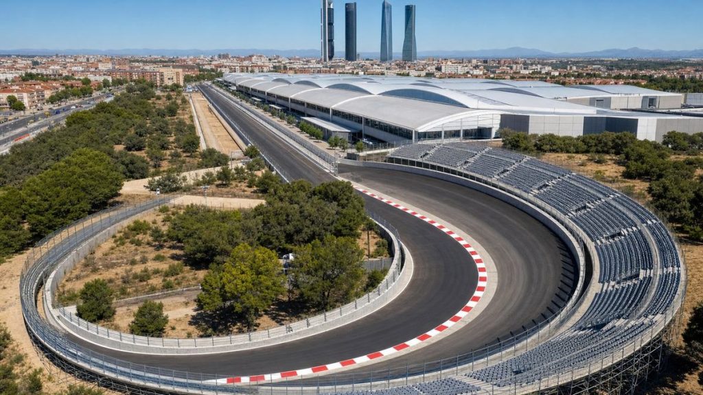 Recreación de la curva peraltada del circuito del Madring con el perfil de Madrid al fondo