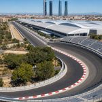 Recreación de la curva peraltada del circuito del Madring con el perfil de Madrid al fondo