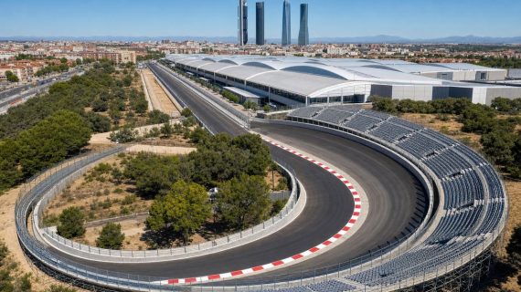 Recreación de la curva peraltada del circuito del Madring con el perfil de Madrid al fondo