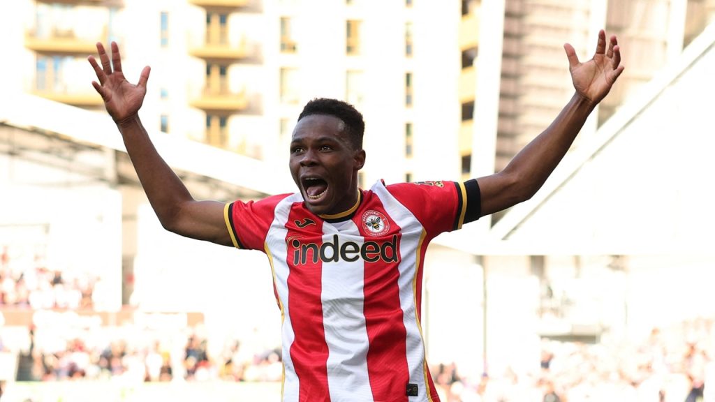 Mamadou Sangare, del Brentford, celebra después de que Michael Kayode marcara el tercer gol del Brentford ante el Tottenham.