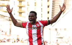 Mamadou Sangare, del Brentford, celebra después de que Michael Kayode marcara el tercer gol del Brentford ante el Tottenham.