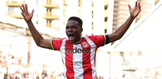 Mamadou Sangare, del Brentford, celebra después de que Michael Kayode marcara el tercer gol del Brentford ante el Tottenham.