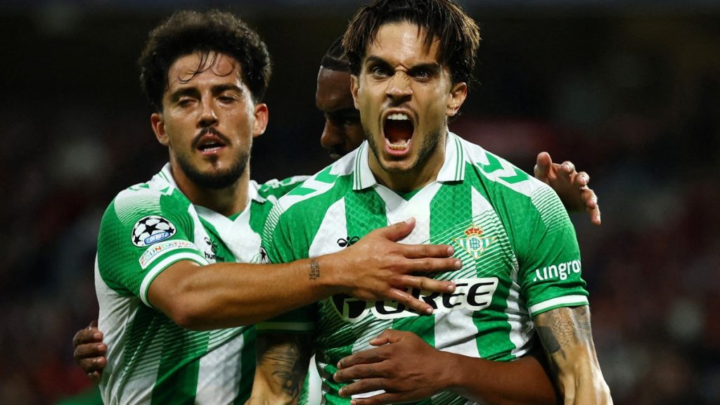 Marc Bartra celebra con Pablo Fornals el primer gol del Betis en Lille