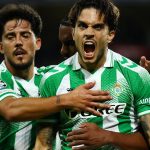 Marc Bartra celebra con Pablo Fornals el primer gol del Betis en Lille