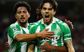 Marc Bartra celebra con Pablo Fornals el primer gol del Betis en Lille