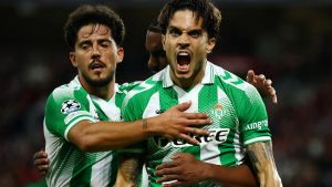 El Betis vuelve a la Champions 21 años después y lo celebra ganando en Lille
