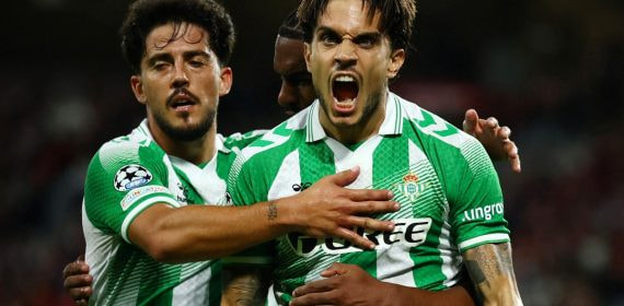 Marc Bartra celebra con Pablo Fornals el primer gol del Betis en Lille