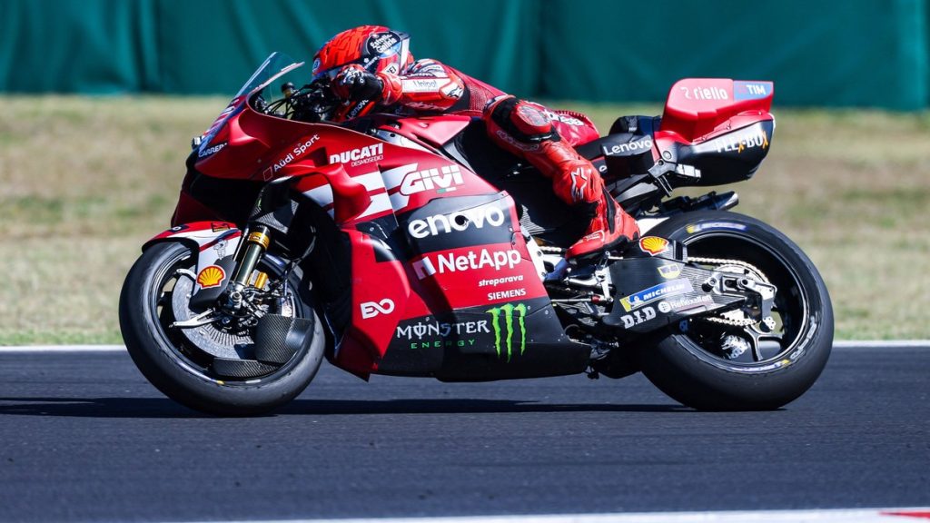 Marc Márquez inclina su Ducati Lenovo durante el Gran Premio de San Marino en Misano