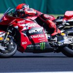 Marc Márquez inclina su Ducati Lenovo durante el Gran Premio de San Marino en Misano