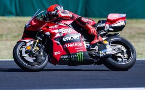 Marc Márquez inclina su Ducati Lenovo durante el Gran Premio de San Marino en Misano