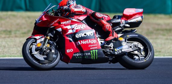 Marc Márquez inclina su Ducati Lenovo durante el Gran Premio de San Marino en Misano