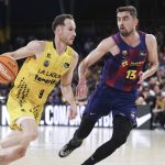 Marcelinho Huertas, con la camiseta amarilla del Tenerife, bota el balón defendido por Tomas Satoransky, del Barça